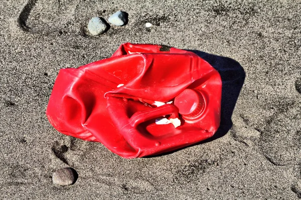 Plastové znečištění odpadky na břehu moře — Stock fotografie