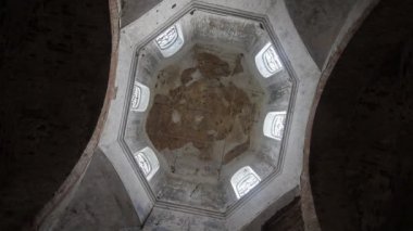 Kırlangıçlar bir eski terk edilmiş tapınakta şarkı