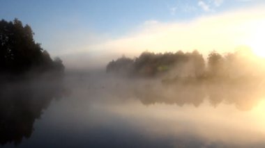 Nehirde sis ve güneş