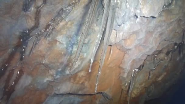 Oude grot verrot hout en ijs stalactieten — Stockvideo