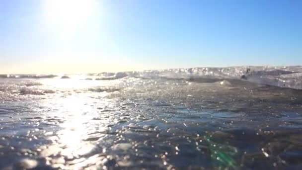 Gelo da mola derrete rapidamente na luz solar brilhante — Vídeo de Stock