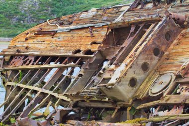 şiddetli yağış sonrası eski bir gemi iskelet