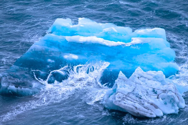 Iceberg árctico. Caldo de gelo. área Novaya Zemlya — Fotografia de Stock