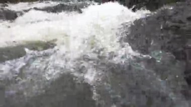 hızlı güçlü nehir sularına closeup