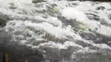hızlı güçlü nehir sularına closeup