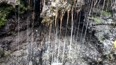 Su ve kabarcıklar fışkırıyor.