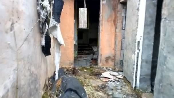 Руины коридора и комнаты без крыши — стоковое видео
