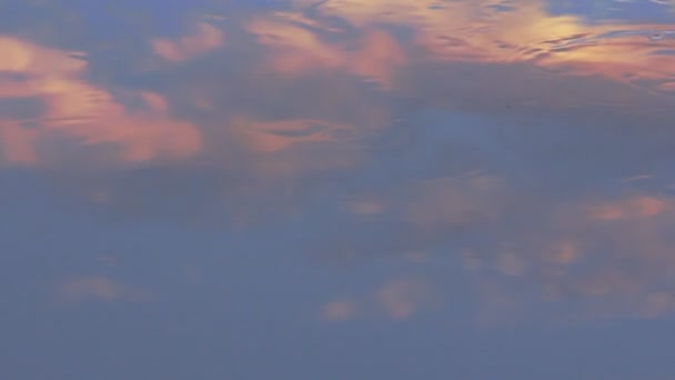 Ιμπρεσιονιστική ζωγραφική: άσπρα σύννεφα στην μπλε ουρανό του ποταμού — Αρχείο Βίντεο