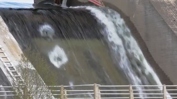 Starker Wasserabfluss durch Tor des Kraftwerks — Stockvideo
