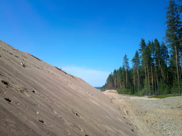 Огромная куча песка для дорожного строительства — стоковое фото