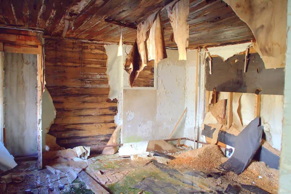 Ruínas destruídas da casa — Fotografia de Stock