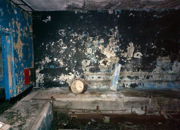 Elhagyott gazdasági épület a bunkerben — Stock Fotó