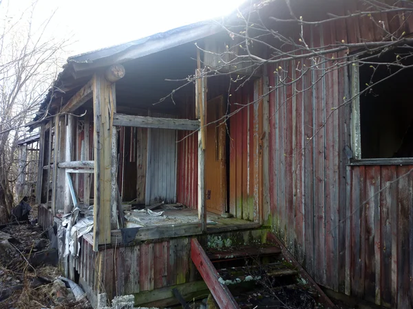 Veranda en ingang ruïnes van de verwoeste huis — Stockfoto