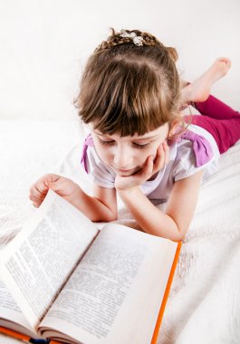 kitap ile küçük kız