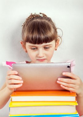 tablet ile küçük kız