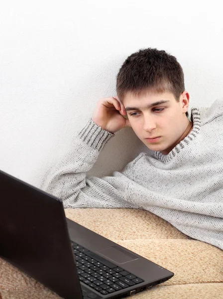 Adolescente con laptop — Foto Stock