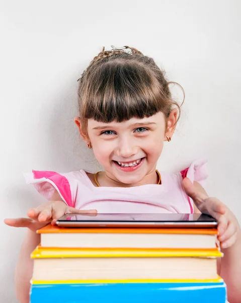 Kleines Mädchen mit den Büchern — Stockfoto