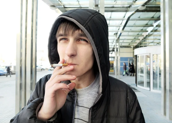 Молодой человек с сигаретой — стоковое фото