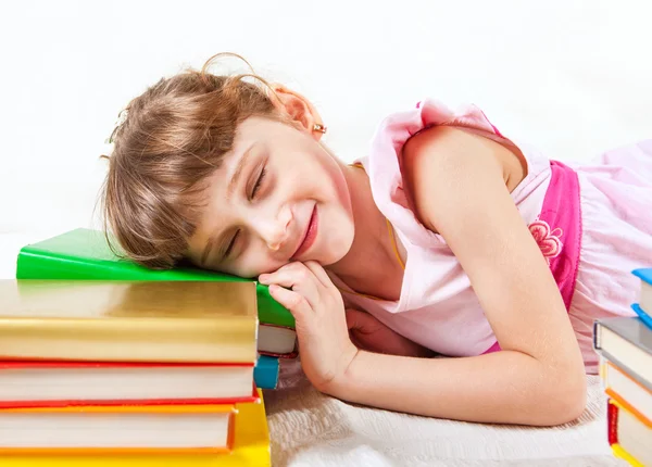 Kitaplar ile küçük kız — Stok fotoğraf