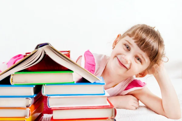 Petite fille avec les livres — Photo