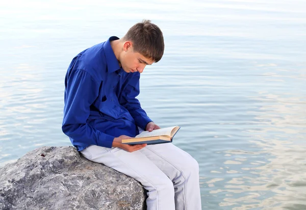 Tiener met een boek — Stockfoto