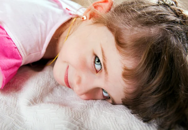 Kleines Mädchen auf dem Bett — Stockfoto