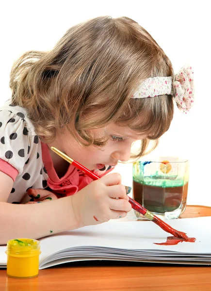 Kleines Mädchen zeichnet — Stockfoto