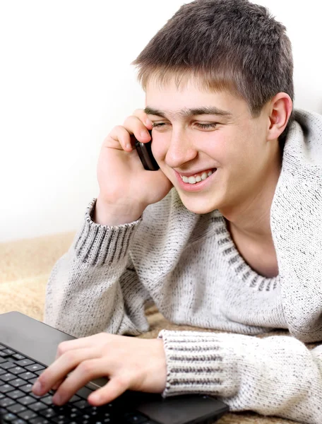 Teenager mit Laptop — Stockfoto