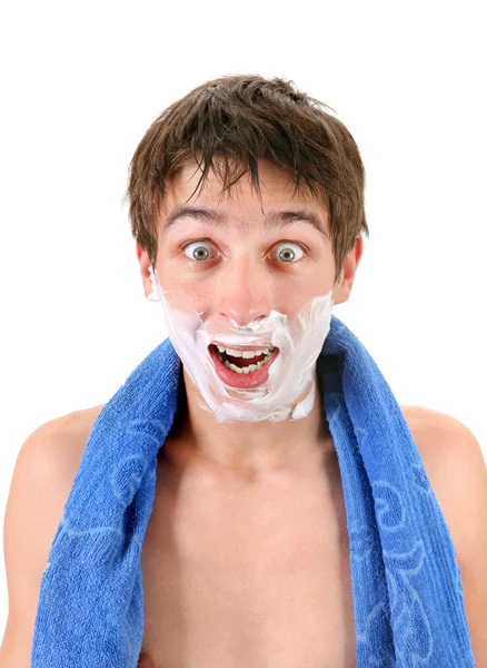 Молодой человек со сливками для бритья — стоковое фото