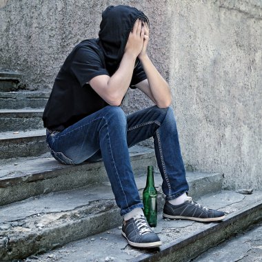 üzgün bir genç adam açık