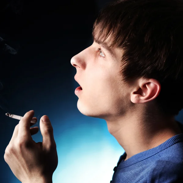 Ung man med cigarett — Stockfoto