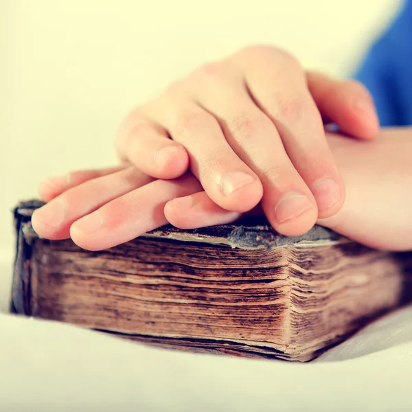 Руки на библию — стоковое фото