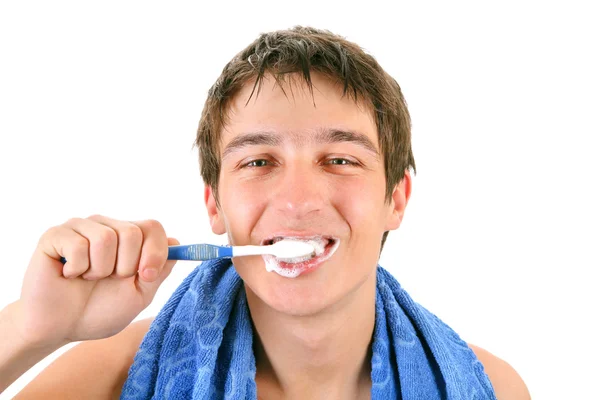 Молодий чоловік чистить зуби — стокове фото