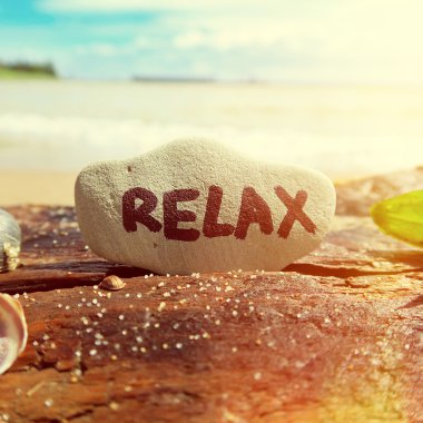 Çakıl sahil üzerinde