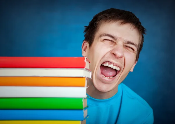 Jonge Man met de boeken — Stockfoto