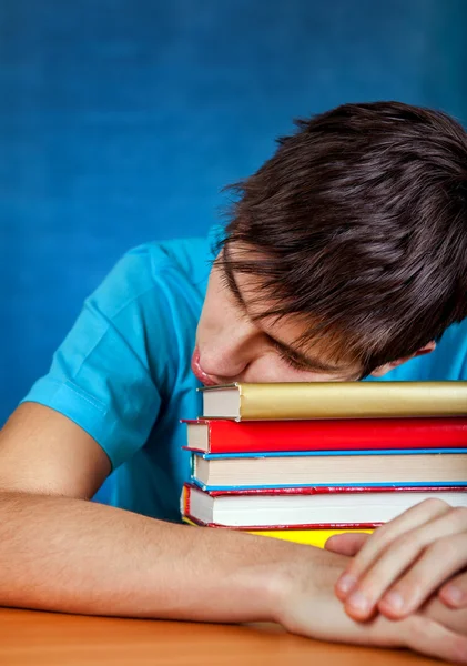 Junger Mann mit den Büchern — Stockfoto