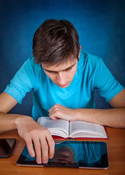 Estudante com Livros e Tablet — Fotografia de Stock