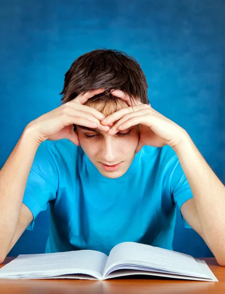 Joven leyendo —  Fotos de Stock