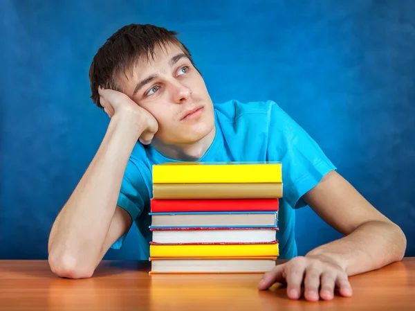 Junger Mann mit den Büchern — Stockfoto