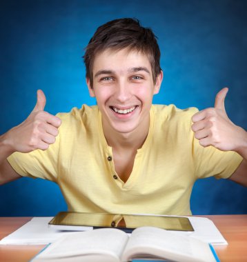 bir kitap ile neşeli öğrenci