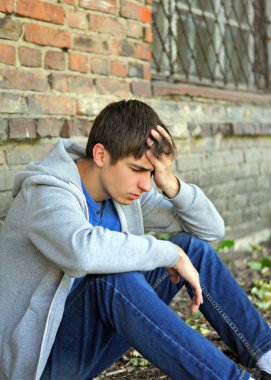 Üzgün genç adam.