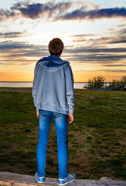 gün batımında adam