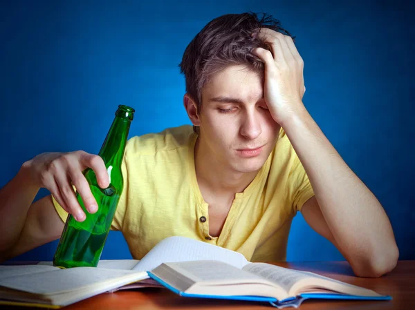 Estudante com uma cerveja — Fotografia de Stock