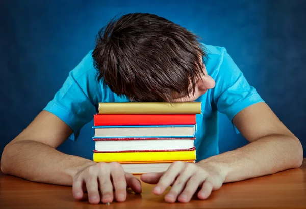 Втомлений студент з книжками — стокове фото