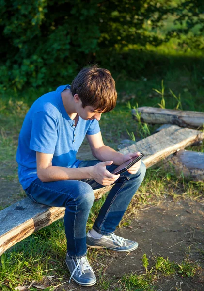 Jongeman met tablet — Stockfoto