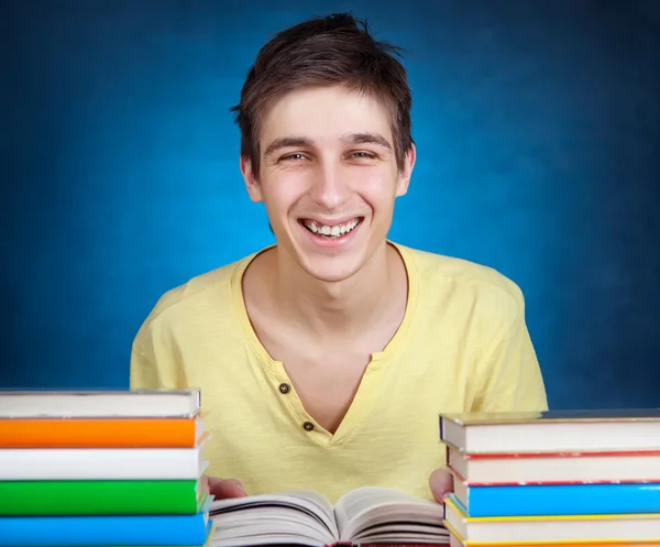 Estudante alegre com um livro — Fotografia de Stock