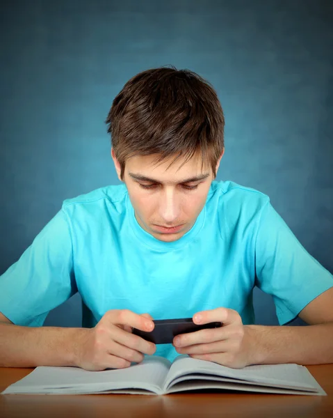 Étudiant avec téléphone portable — Photo