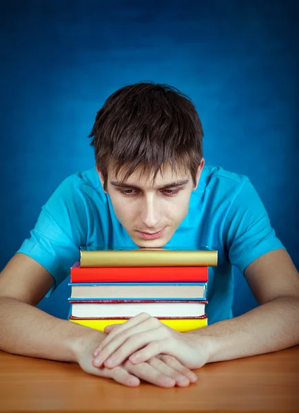 Müder Student mit einem Buch — Stockfoto