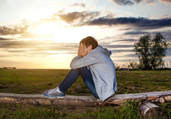 Triste adolescente al aire libre — Foto de Stock