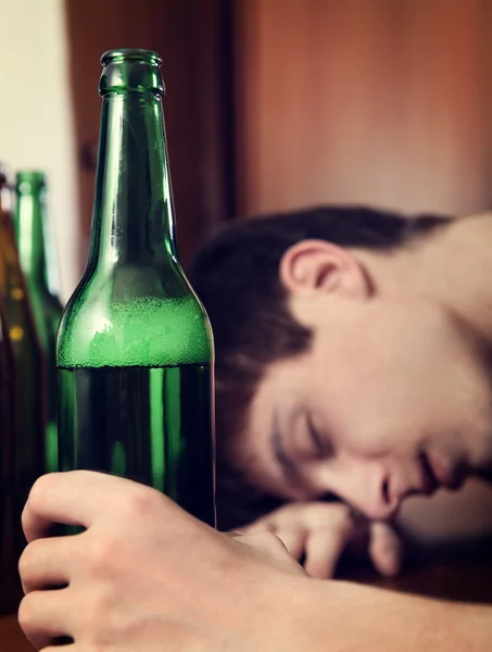 El hombre duerme con la cerveza — Foto de Stock